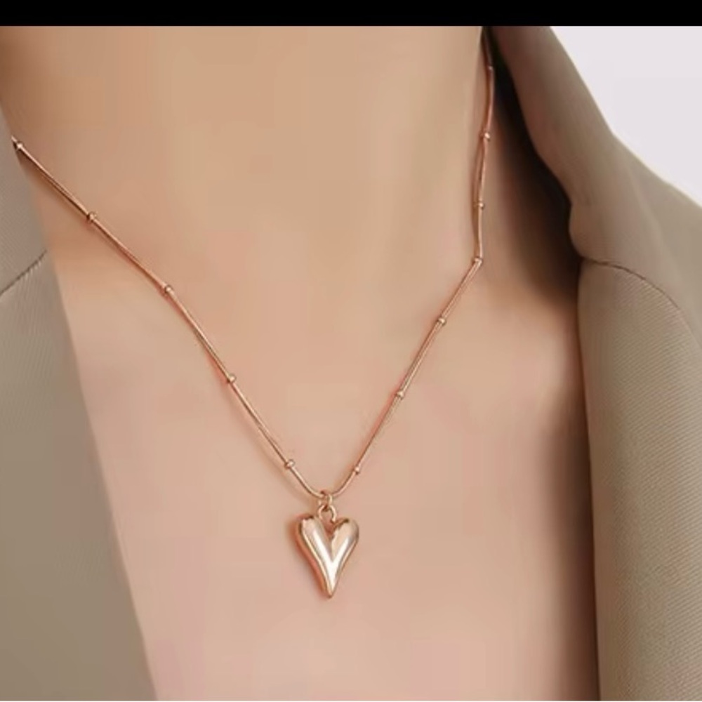 Rose gold heart pendant necklace.